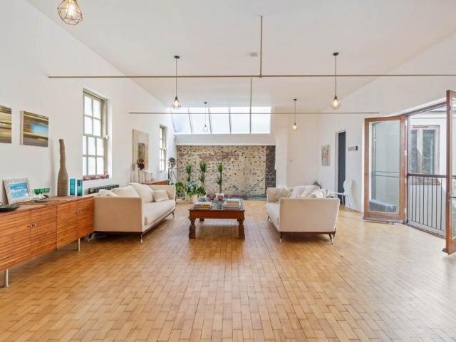 Alice Close, Hove 3 bed detached house to rent £12,740 pcm £2,940 pw
