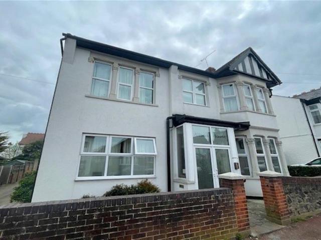 Alison House, Sandown Avenue. 1 bed flat to rent £1,000 pcm £231 pw