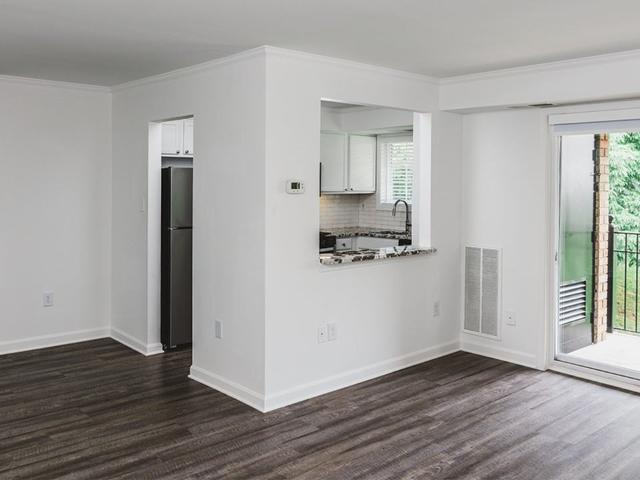 Alister Falls Church 2 Bedroom Apartment for Rent at 2158 Evans Ct, Idylwood, VA 22043 Idylwood