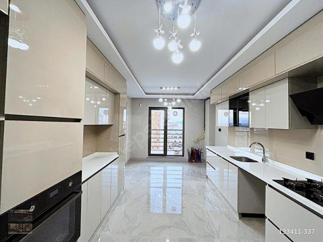 ALKAYIŞ EMLAK'tan BULVAR ÜZERİ LÜXSİTEDE TERAS BALKON 4.KAT 4+1