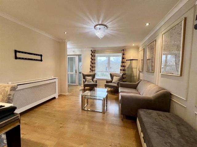 Allum Grove, Tadworth