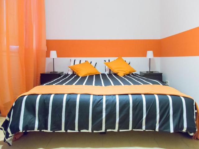 Alluring double bedroom close to Universitat metro station