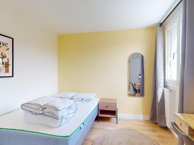 Alluring double bedroom near the centre of Aix en Provence