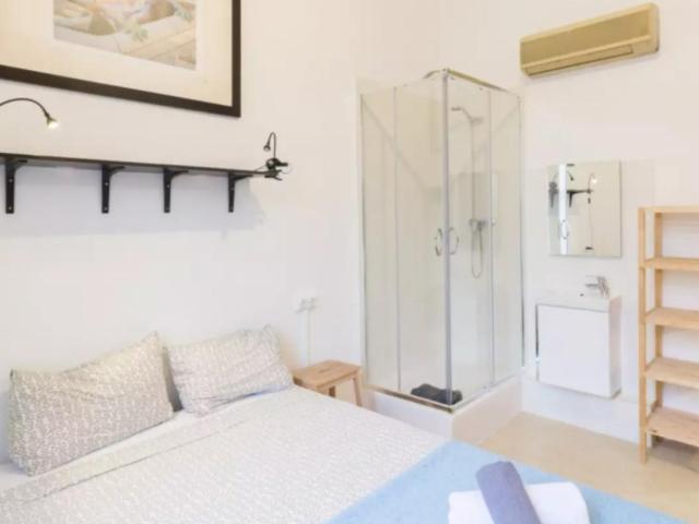 Alluring double ensuite bedroom near Hostafrancs metro station