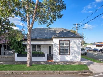 Alluring Freestanding Home In Family Friendly Neighbourhood