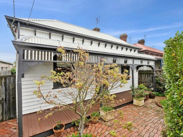 All Aboard This Renovated & Extended Federation Home