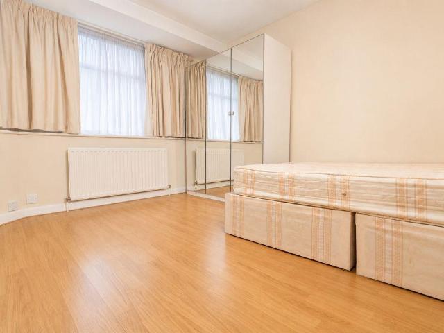ALL BILLS ARE INCLUDED * Flat in. Flat to rent £1,150 pcm £265 pw