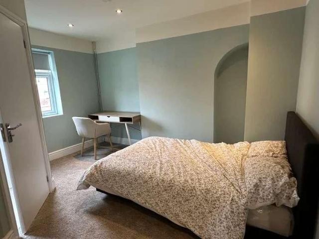 All Ensuites / Arboretum View / Bed / August, LN2