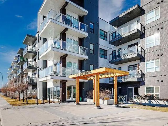 ALL INCLUSIVE CORNER CONDO WITH HEATED PARKING STALLS 2 AND LAMINATED FLOORING — 2 Bedrooms Condo Unit
