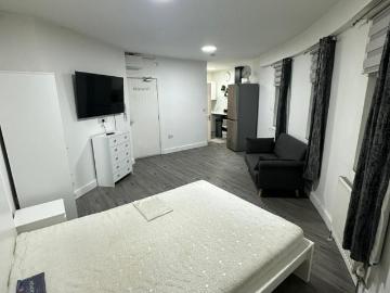 All inclusive studio flat city centre
