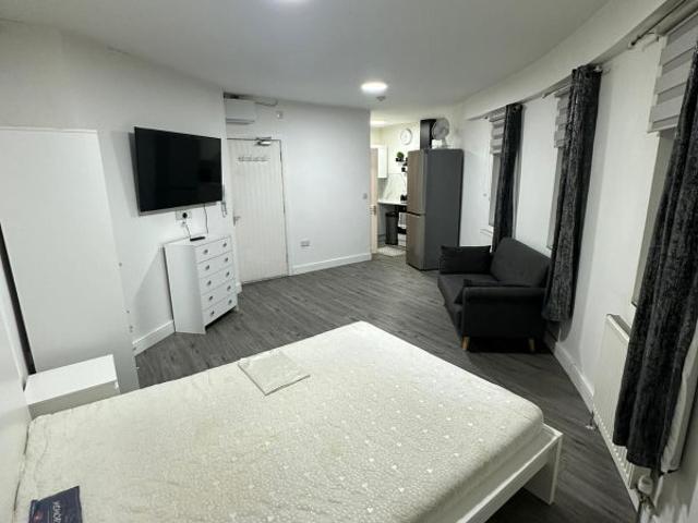All inclusive studio flat city centre