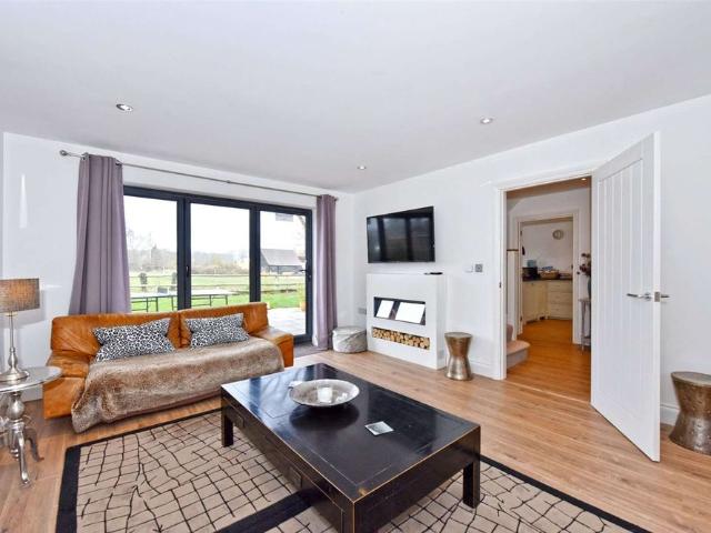 All inclusive short let. A modern cottage with rural views near charming pub, for short lets between one and four weeks