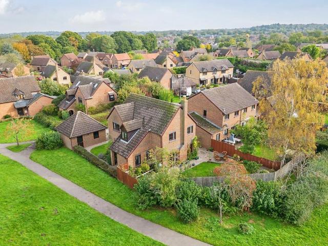 All Saints Close, Berkshire RG40 4 bed detached house to rent £2,995 pcm £691 pw