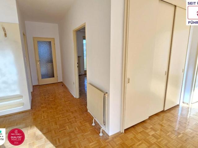 Alle Zimmer zentral begehbar – durchdachte 3 Zimmer Wohnung mit Loggia
