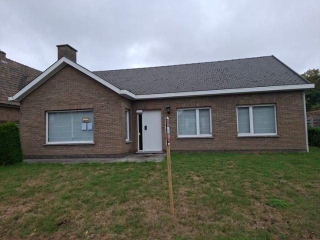 alleenstaande bungalow in centrum van Oostkamp