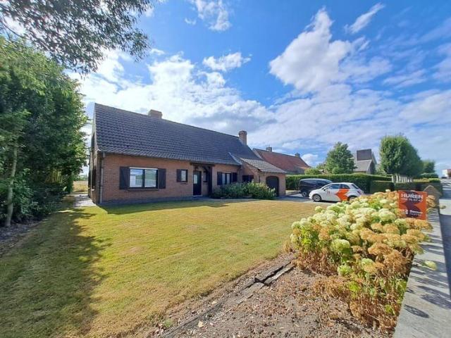 Alleenstaande villa met 3 slaapkamers, grote tuin en garage