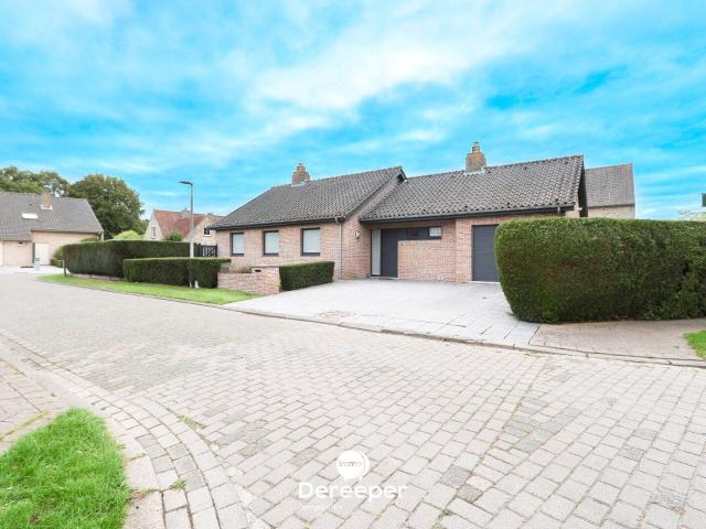 Alleenstaande villa met grote tuin op een top ligging in Si
