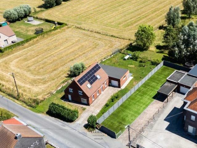 Alleenstaande woning op den buiten met 3 slaapkamers en g.