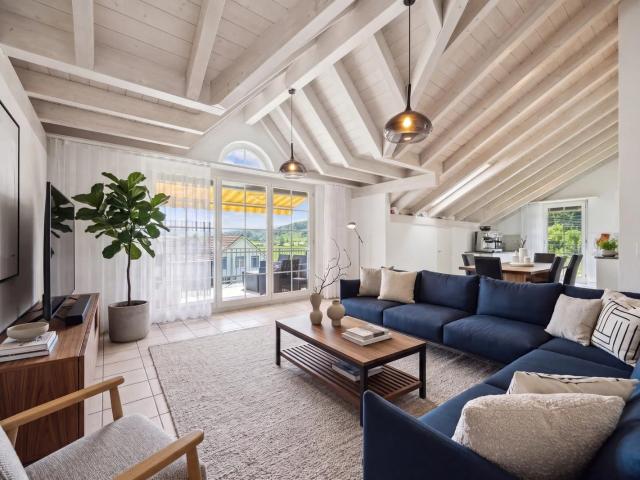 Allein unter dem Dach 4½ Zimmer mit offenem Dachstuhl, Terrasse und Weitsicht