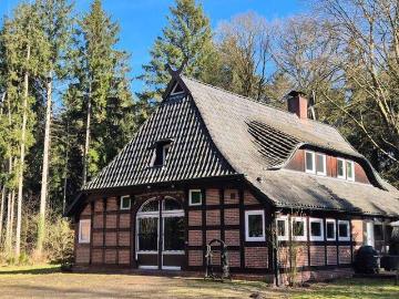 Alleinlage mit traumhaftem Waldgrundstück: Historisches Fachwerkhaus mit separatem Bungalow