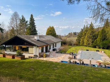 Alleinlage im Wienerwald: 1,24 ha Natur, Teich, Pool & ein Haus zum Ankommen