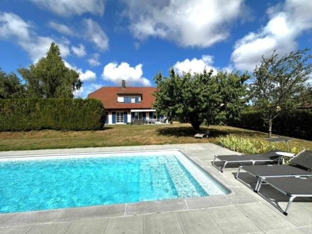 Alleinmakler Einfamilienhaus mit 7,5 Zimmern, schöner Garten mit Schwimmbad
