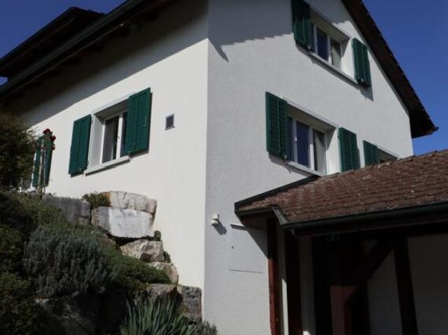 Alleinstehendes Einfamilienhaus mit gepflegtem, grossem Garten