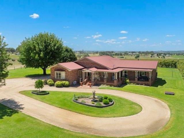 'Allen Court' Grand Scale Living with Prime Subdivision Potential