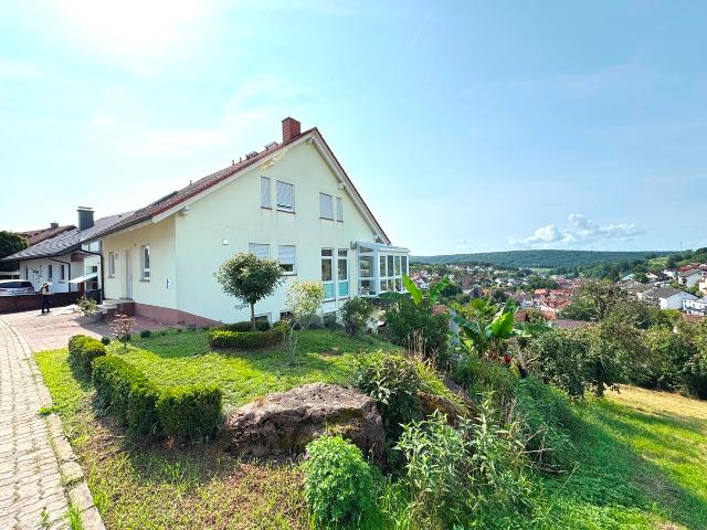 Alles was das Familienherz begehrt: viel Platz, schöner Garten, traumhafter Fernblick, zwei Terrassen.