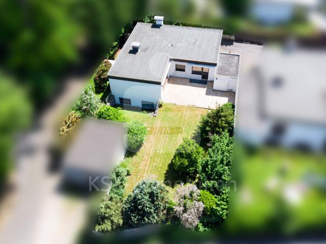 Alles auf einer Ebene schöner Winkelbungalow mit 3 Garagen