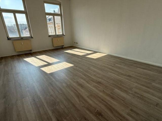 Alles NEU! 3. OG + Aufzug + großer Balkon + 2er WG gerecht !