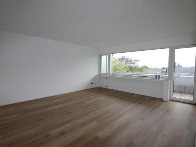 ALLES NEU ERSTBEZUG NACH KOMPLETTSANIERUNG! 3 ZI. WHNG. MIT BALKON IN ME METZKAUSEN