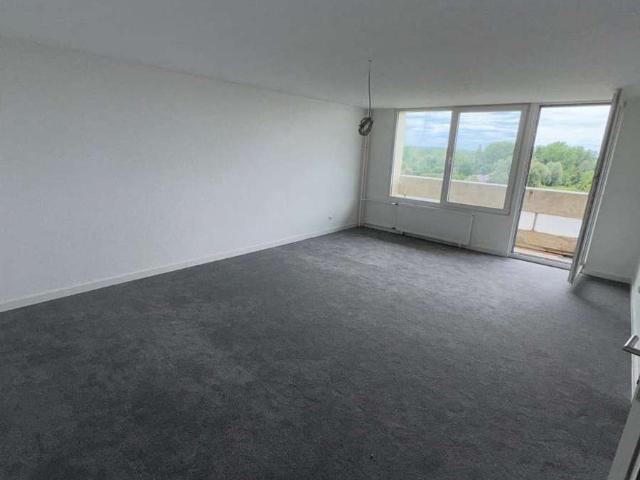 Alles neu! Kernsanierte 2 Zimmer Wohnung mit großem Balkon
