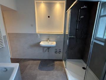 ALLES NEU im 1.OG Bad mit Fenster/Wanne/Dusche frei ab sofort