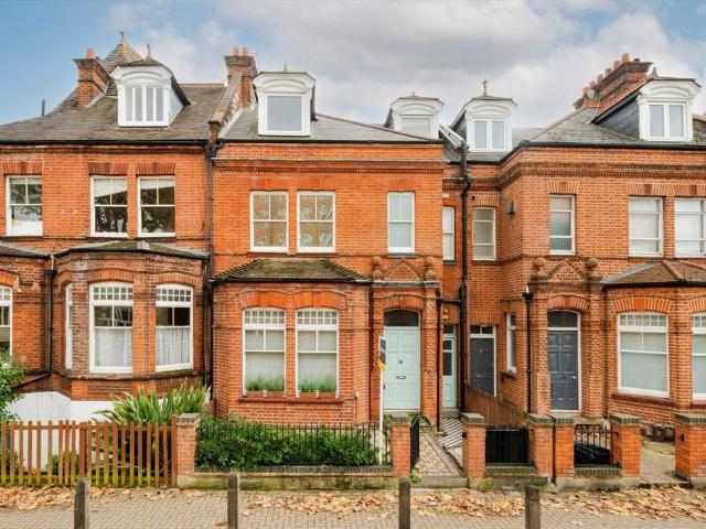 Allfarthing Lane, London SW18 2 bed flat to rent £2,350 pcm £542 pw