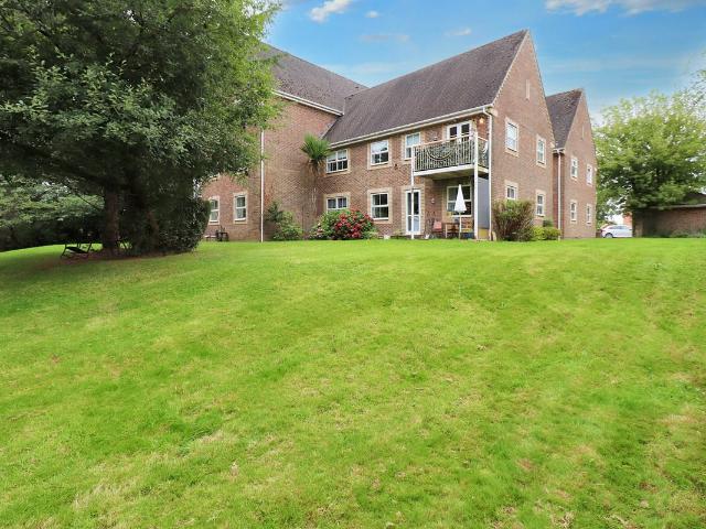 Allington Lane, Fair Oak, Eastleigh SO50, 2 bed flat to rent, £1,200 pcm | PrimeLocation