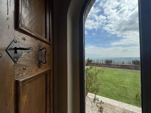 All'interno del centro storico di Foiano della Chiana, vende. 215m² Foiano della Chiana