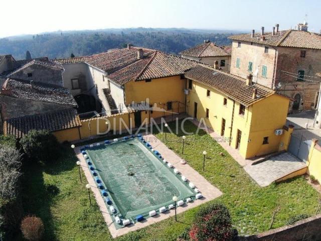All'interno di un tipico borgo collinare toscano in vendita. 1750m² Marti