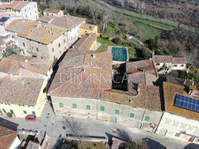 All'interno di un tipico borgo collinare toscano in vendita. 1750m² Marti