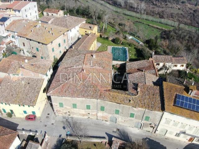 All'interno di un tipico borgo collinare toscano in vendita. 1750m² Marti