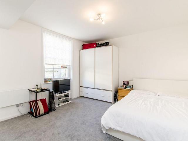 Allitsen Road, St John's Wood. Studio to rent £1,864 pcm £430 pw