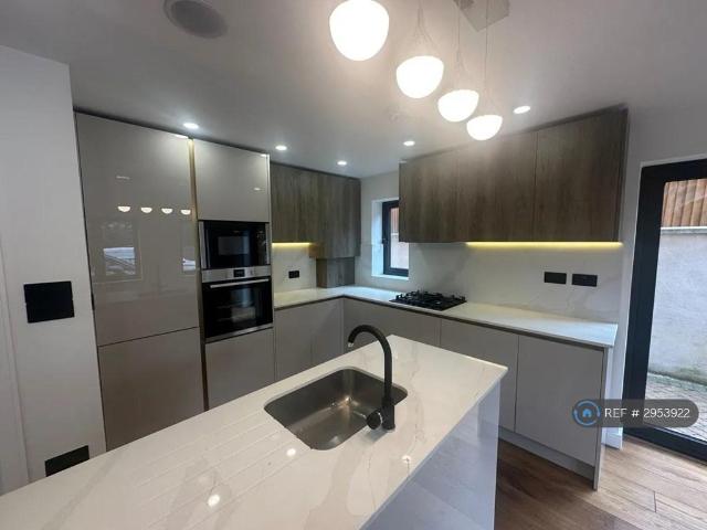 Allium House, Purley, CR8 3 bed flat to rent £2,450 pcm £565 pw