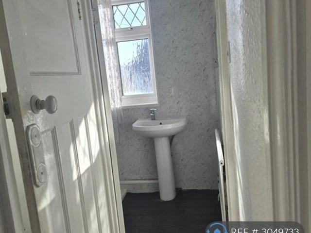 Allonby Gardens, Wembley, HA9 1 bed in a house share to rent £700 pcm £162 pw