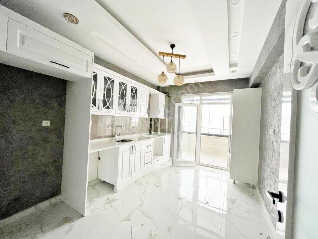 Alpaslan'da Az Katlı Geniş Oturum Geniş Cam Balkonlu Kiralık 2+1