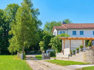 Alpenblick trifft Gartenidylle – Außergewöhnliches Zweifamilienhaus mit ca. 320 m² Wohnfläche