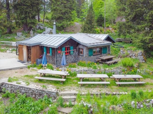 Alpenhütte mitten in der Natur