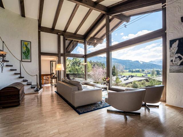 Alpenkino inklusive – Villa mit spektakulären Panoramafenstern 05203