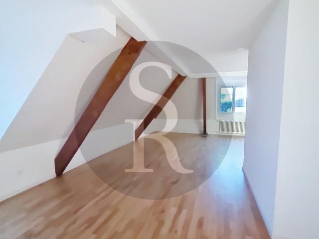 Alpes 70 à Neuchâtel, Grand studio de 50m2 au 2ème