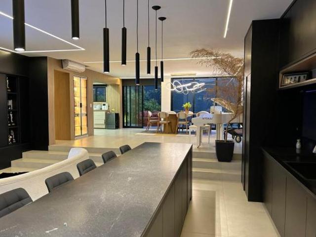 Alpha 9:Casa com 3 quartos/suites, 4 vagas, piscina Vini 11 96415 0603