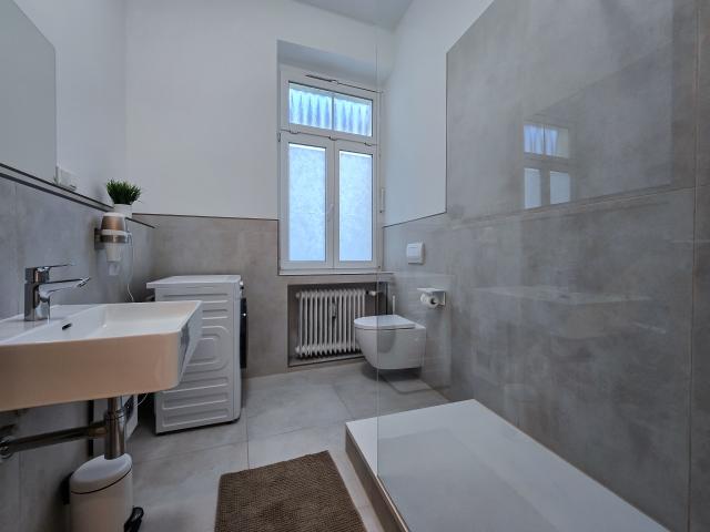 Alpha Apartments: Urban & Spacious: 2br, 4 Beds